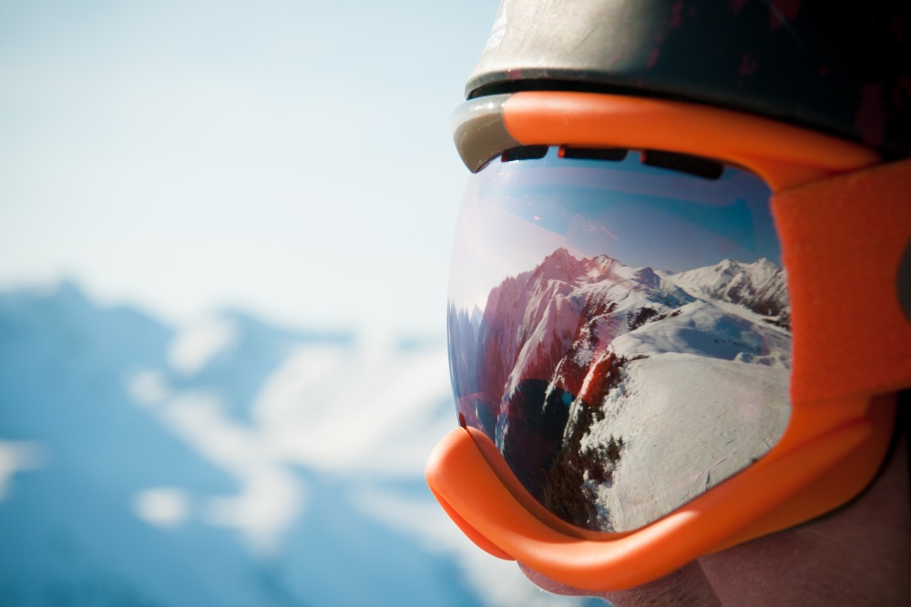 Lyžarské brýle A mountain range reflected in the ski mask.jpg
